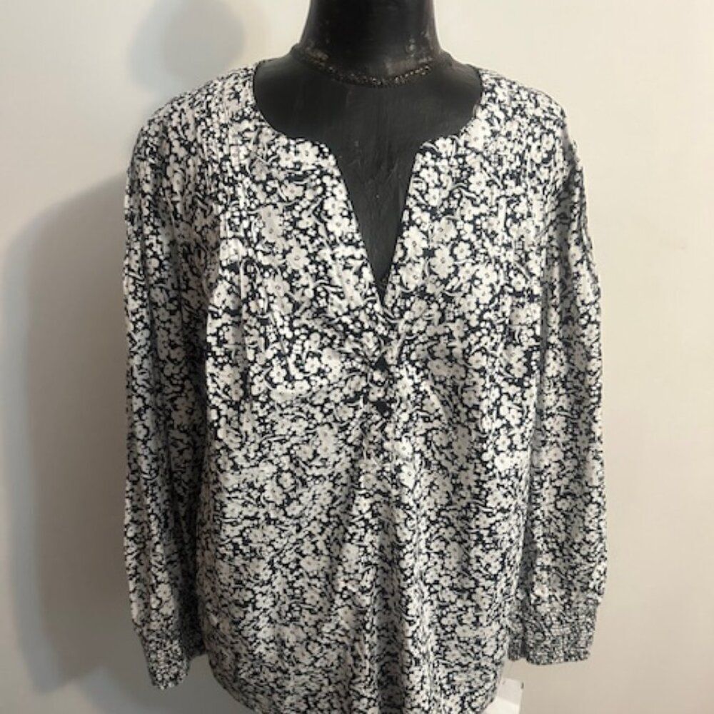 Lane Bryant Cotton Black/White Floral split neck 1/2 button blouse, size 14